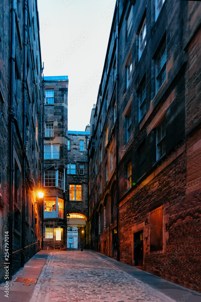 Fototapeta premium Ach between old buildings in street of Edinburgh in Scotland