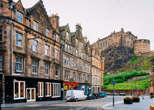 Tableau sur toile Street view on Edinburgh Castle in Scotland