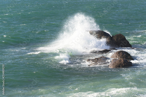 Mer , vagues et rochers .