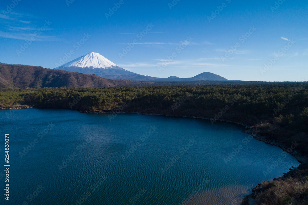 西湖湖畔から富士山と青木ヶ原樹海を空撮