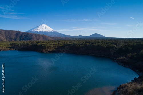 西湖湖畔から富士山と青木ヶ原樹海を空撮