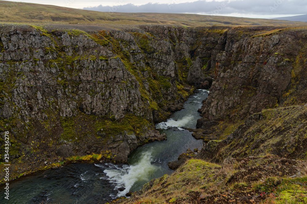 Schlucht nach dem Wasserfall Kolufossar, Island