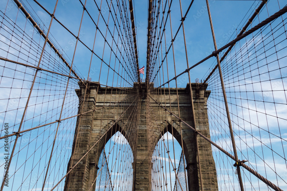 Naklejka premium Niski kąt widzenia Brooklyn Bridge w Nowym Jorku