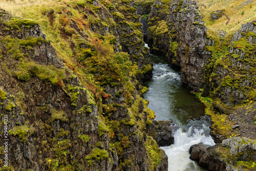 Schlucht nach dem Wasserfall Kolufossar, Island