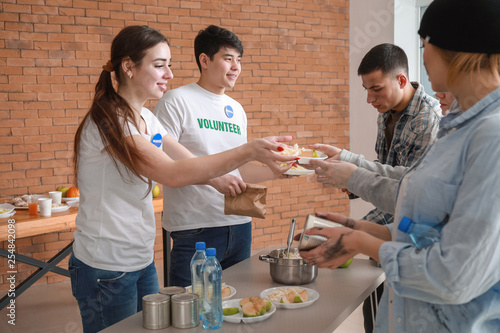 Young volunteers giving foo...