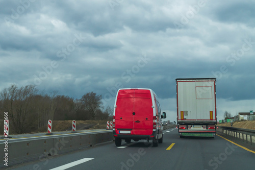 Obraz na płótnie Transporter missachtet Überholverbot in einer Autobahnbaustelle w salonie