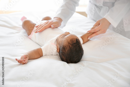 Pediatrician examining Afri...