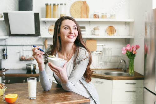 Beautiful woman having brea...