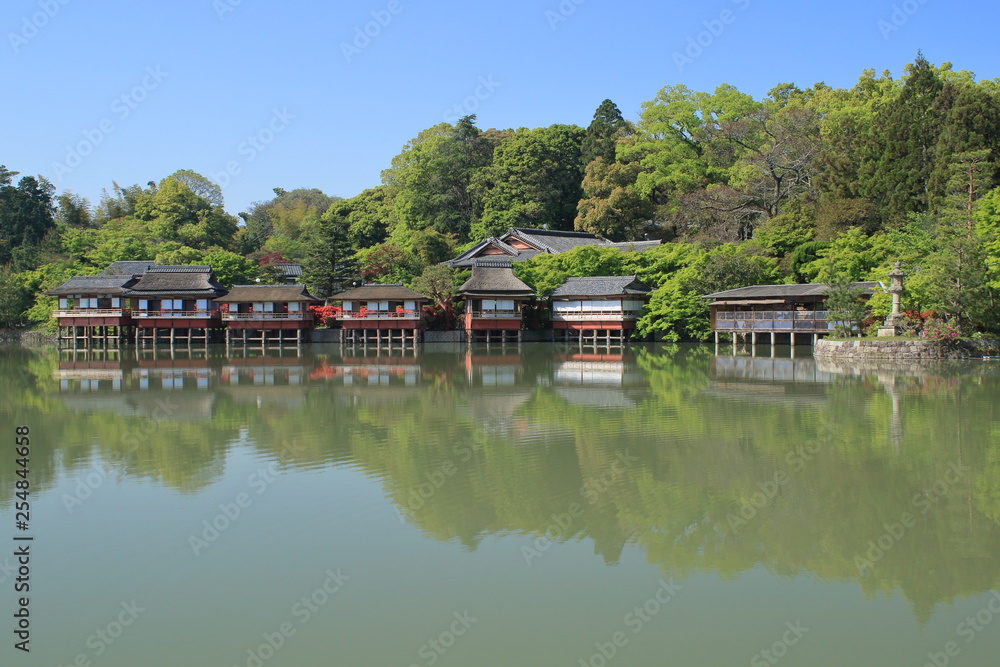 京都の長岡天満宮の錦水亭と池の映り込みです