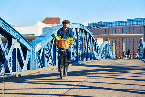 Mann Fahrrad Einkauf Mütze Einkauf photo