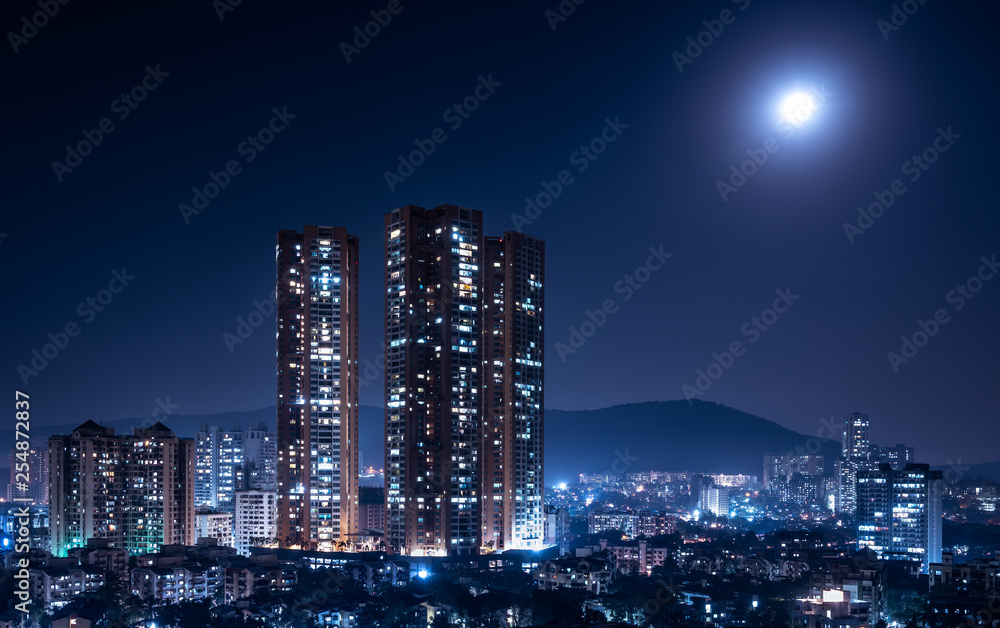 Fototapeta premium Bombaj skąpany w świetle księżyca