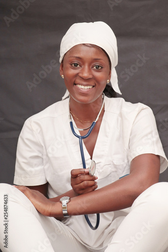 femme noir infirmière vêtu en blouse blanche