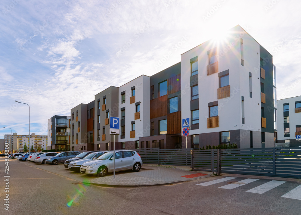 Obraz premium Apartment house and home residential building street parking sunset