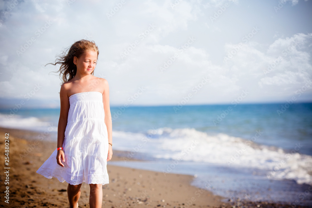 Bella bambina camminado lungo il mare