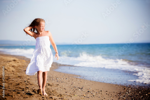 Bella bambina camminado lungo il mare