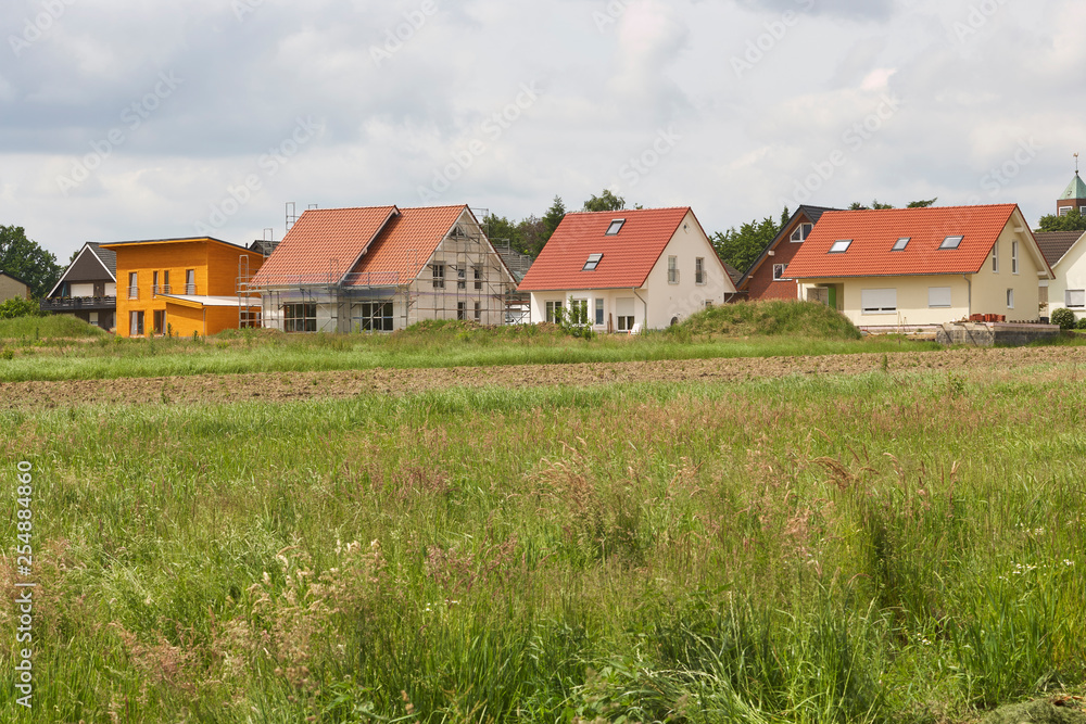 Neubau Siedlung. auf der grünen Wiese Neubau Siedlung. auf der grünen Wiese