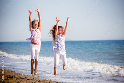 Belle bambine saltando sulla spiaggia