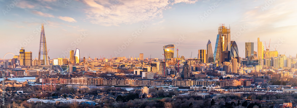 Panorama der Skyline von London bei Sonnenaufgang: von der City bis zur Tower Bridge