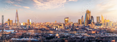 Panorama der Skyline von London bei Sonnenaufgang: von der City bis zur Tower Bridge