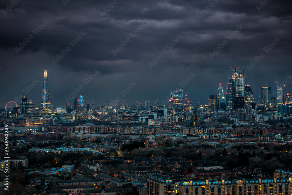 Panorama der beleuchteten Skyline von London am Abend mit Wolken und schlechtem Wetter: von der City bis zur Tower Brücke 