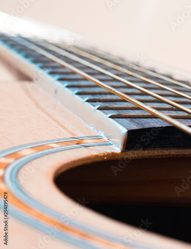 Primer plano de las cuerdas de una guitarra acústica.