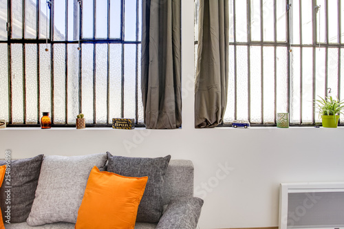 Atelier d'artiste Orange avec verrière et lampe Jielde