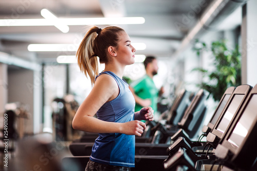 Φωτογραφία A portrait of young girl or woman doing cardio workout in a gym.
