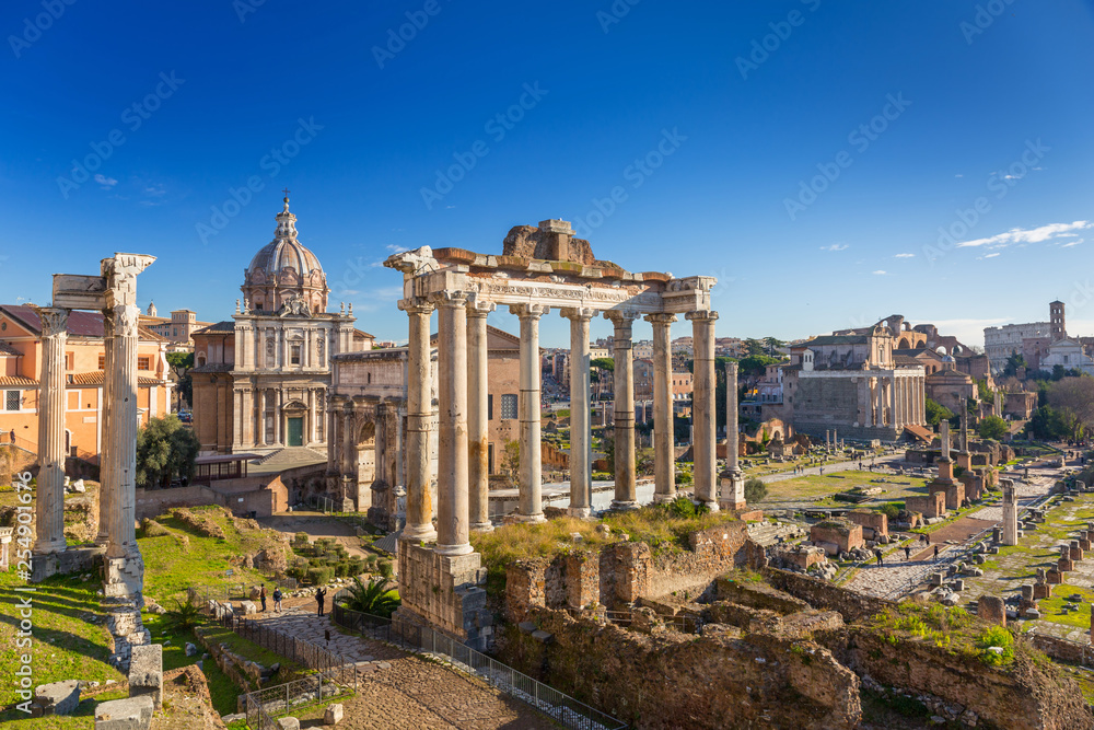 Fototapeta premium Widok na Forum Romanum, plac miejski w starożytnym Rzymie, Włochy