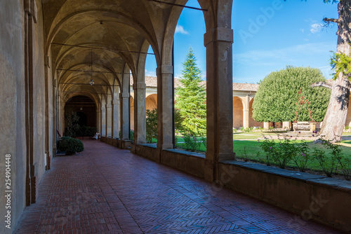 Auf einem Hügel nahe Siena befindet sich die Certosa di Pontignano, ein ehemalige Kloster, heute als Gästehaus der Universität Siena. Auch als Tourist kann man sich dort einmieten