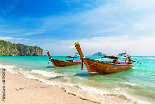 Thai traditional wooden longtail boat and beautiful sand © preto_perola