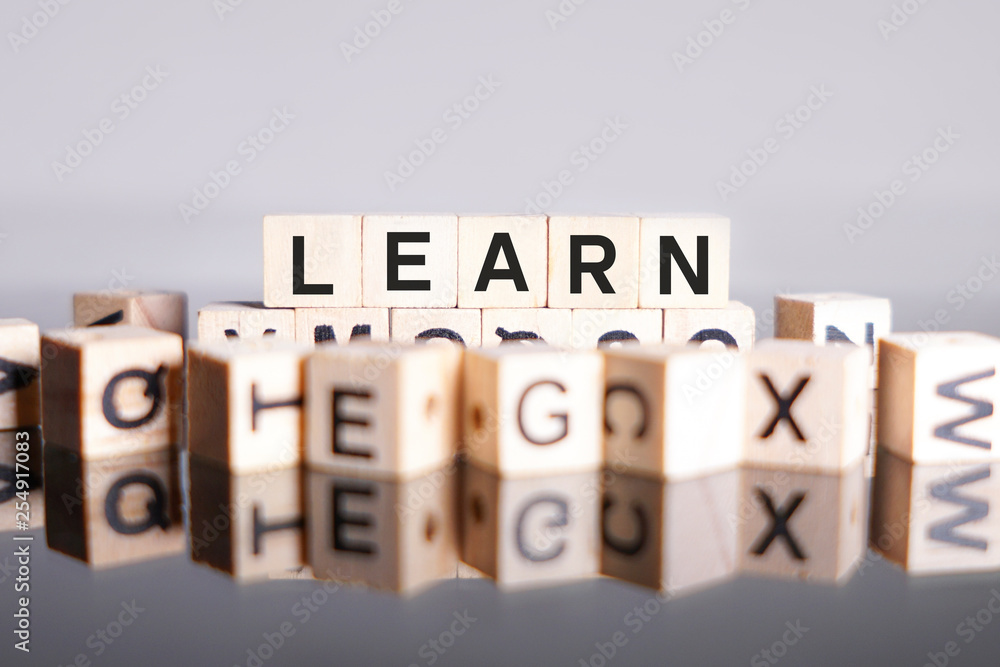 Obraz premium Learn word cube on reflection