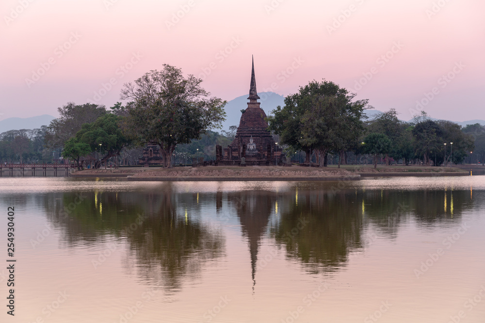 Sunset over Wat Sa Si, Sukhothai Historical Park, Sukhothai, Thailand