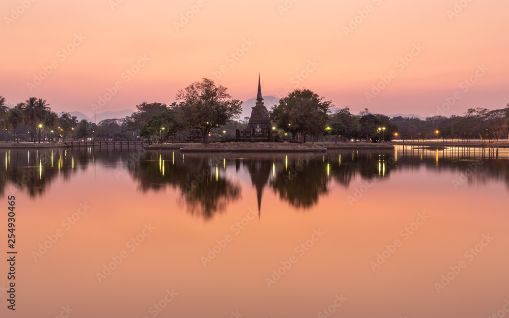 Sunset over Wat Sa Si, Sukhothai Historical Park, Sukhothai, Thailand