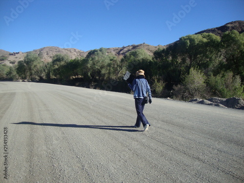 mujer y camino