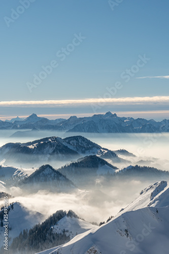 Blick vom Berg Moléson auf die verschneiten Schweizer Alpen