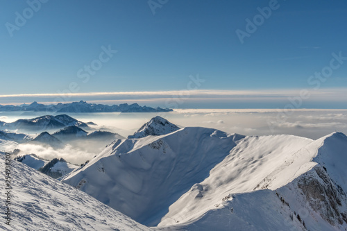 Blick vom Berg Moléson auf die verschneiten Schweizer Alpen