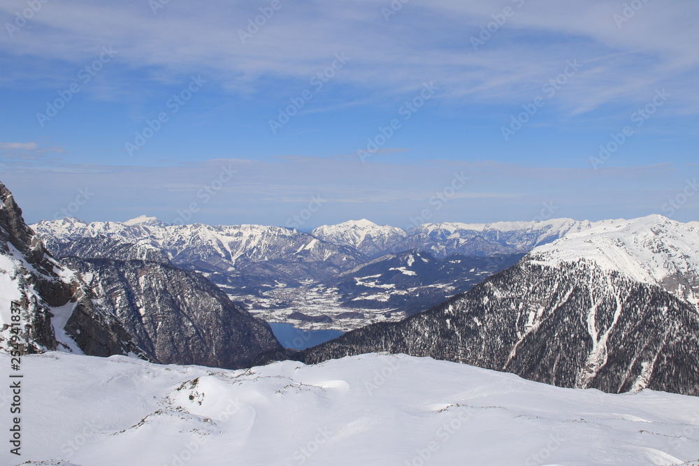 Bergpanorama mit Aussicht auf den Hallstattersee in Österreich