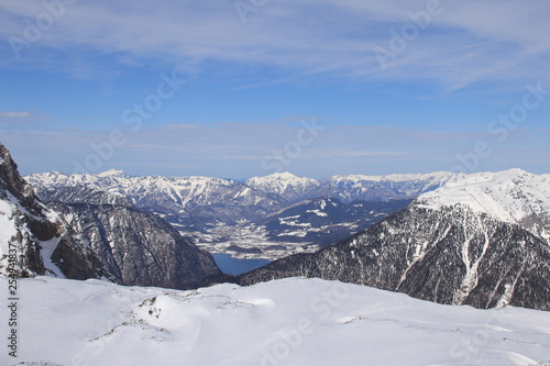Bergpanorama mit Aussicht auf den Hallstattersee in Österreich © Loreine