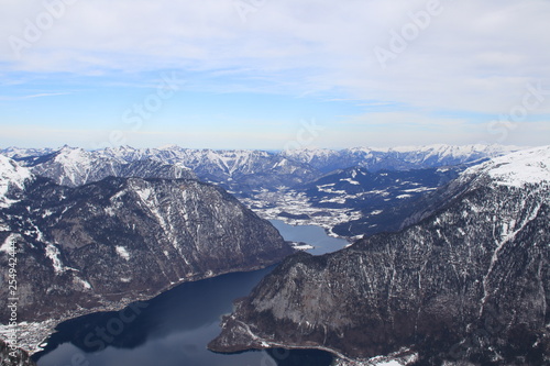 Bergpanorama mit Aussicht auf den Hallstattersee in Österreich