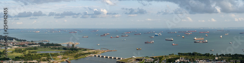 Foto Singapore anchorage area panorama opposite Gardens by the Bay with many ships on