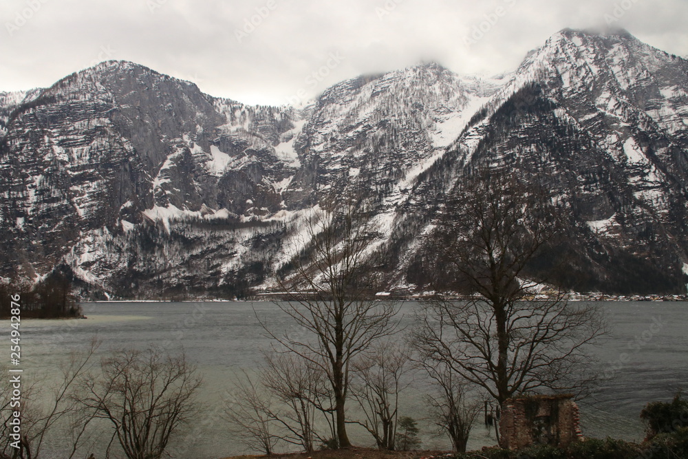 Hallstatter See in Österreich mit Bergpanorama im Winter