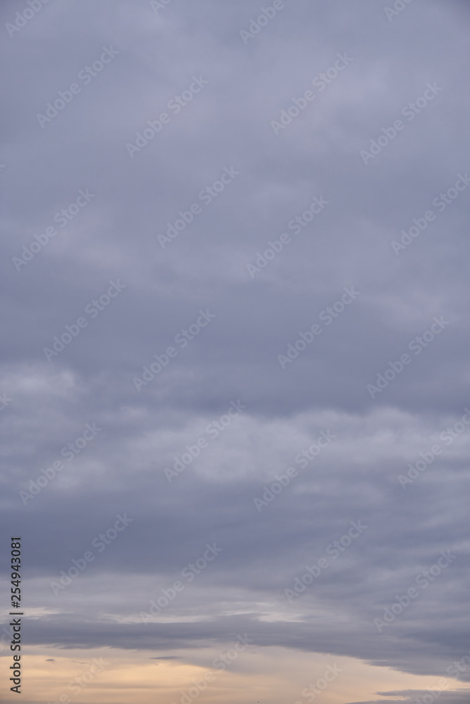 Mit Wolken bedeckter Himmel in verschiedenen Blau und Farbtönen - Set