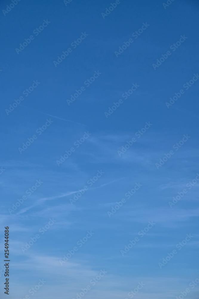 Blauer Himmel mit weißen, schweifenden Wolken in verschiedenen Farb und Blautönen - Set Blauer Himmel mit weißen, schweifenden Wolken in verschiedenen Farb und Blautönen - Set