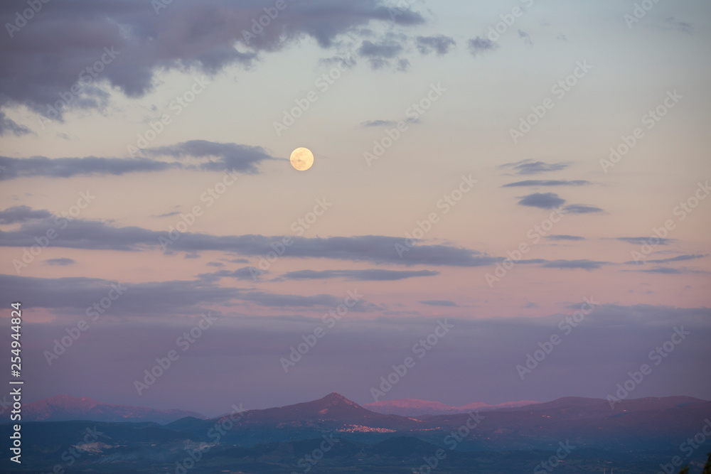 Bellissimo paesaggio notturno con la luna che sorge Bellissimo paesaggio notturno con la luna che sorge