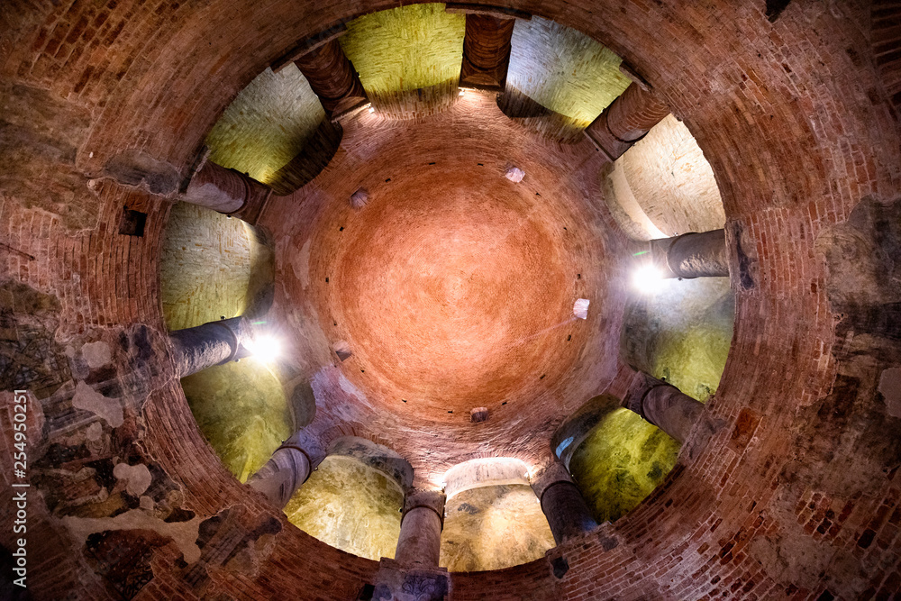 Fotografie MANTUA: Rotonda di San Lorenzo church and Clock tower in Mantua (Mantova)