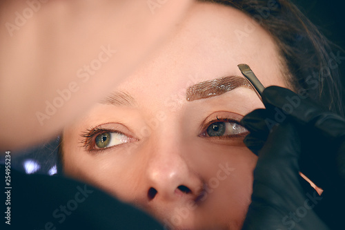 Konstfotografi Master makes eyebrows