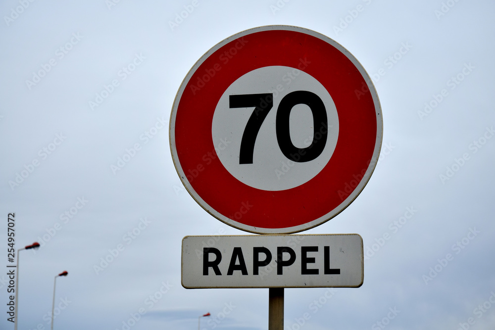 Panneau vitesse limitée à 70 km/h Panneau vitesse limitée à 70 km/h