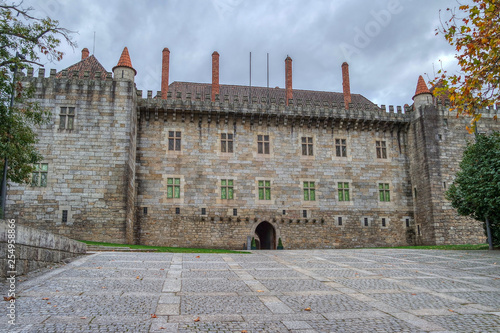 Obraz na płótnie View of Guimaraes Palace of Dukes of Braganza (Paco dos Duques de Braganca) in Guimaraes, Portugal w salonie