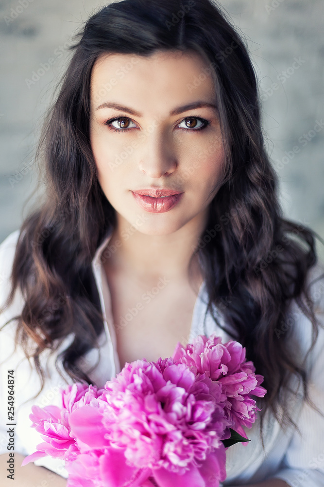 Close up glamour portrait of brunette beautiful woman with spring flowers. Fashion, beauty, glamour concept Close up glamour portrait of brunette beautiful woman with spring flowers. Fashion, beauty, glamour concept