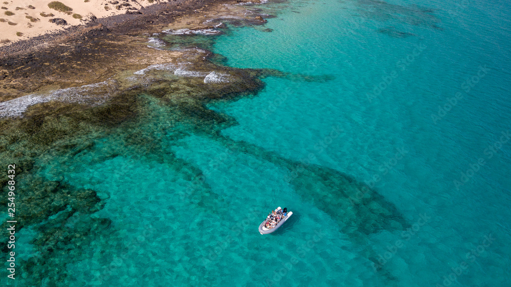 Obraz premium tourists visit the coast of fuerteventura with taxi service